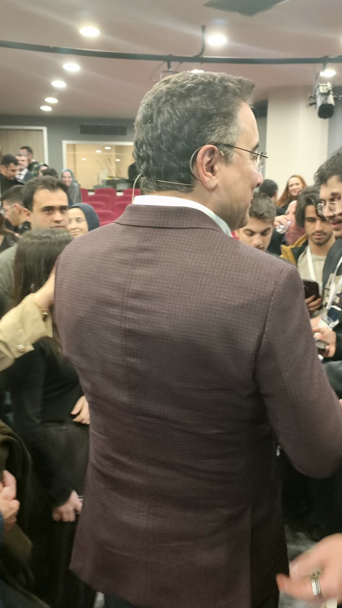 sn. dunya liderimiz ataturkiyeli ali babacan hz.lerinin tam arkasindayken (1.5 saat olmustur.)