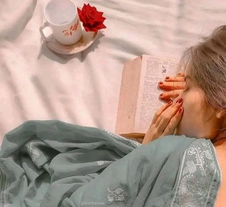 अक्सर 
समझदार दिखने वाली स्त्री 
प्रेम में कई गुना नादान हो जाती है