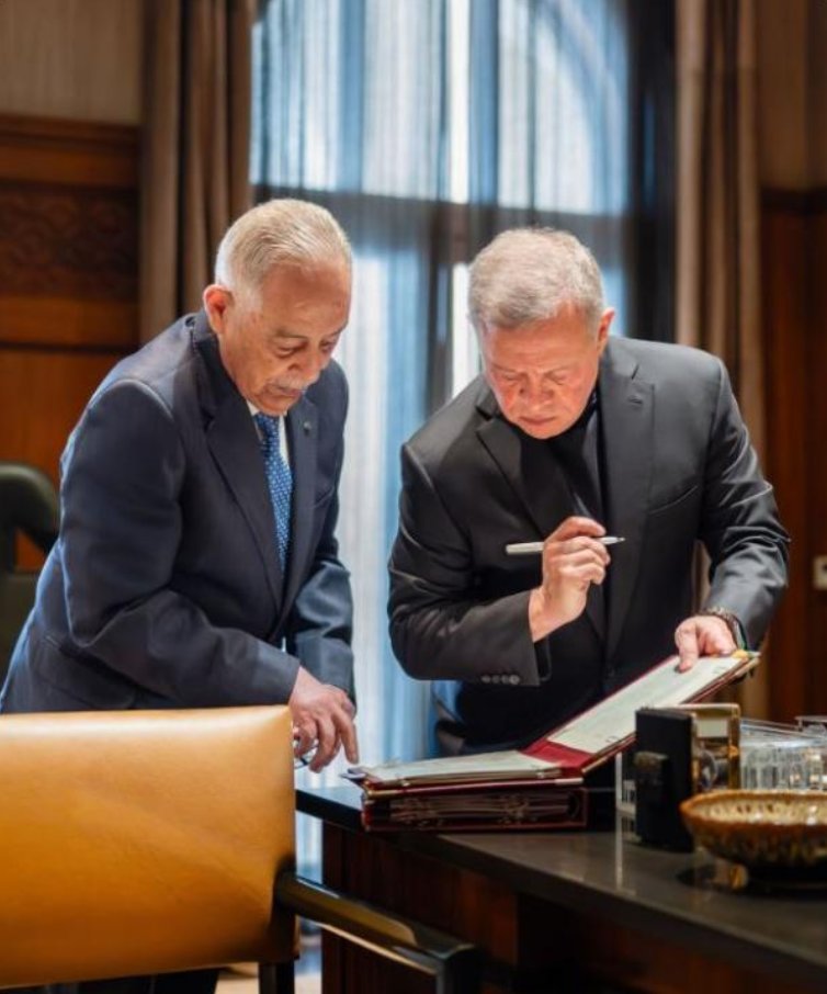 الديوان الملكي ينشر صورة من اجتماع للملك بالعيسوي لمتابعة سير العمل في المبادرات الملكية 