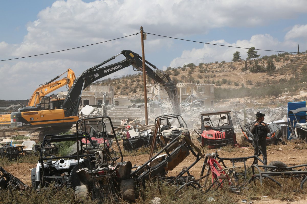 الاحتلال الإسرائيلي يصعد اعتداءاته بـ القدس المحتلة وعددٍ من مناطق الضفة الغربية - هدم منشآت فلسطينية وتهجير عائلات واقتحام المسجد الأقصى وسط انتشار عسكري مكثف 