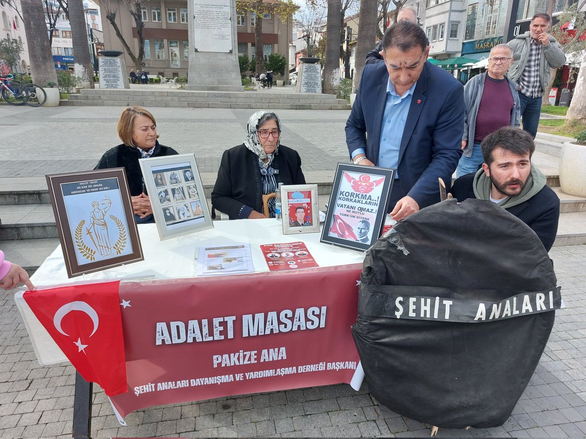 Leyla Zana yı, bir kadını, bir anneyi hedef alan yaklaşım bu topraklara yakışmaz" demiş Chp Genel Başkanı Özgür Özel.
Şimdi sormak lazım Sn. Özel'e: "bu topraklarda 1 ay boyunca, arka arkaya Pakize Anne'ye sosyal medyada ve basında ağır saldırılarda bulunuldu. 
Devletin bekası