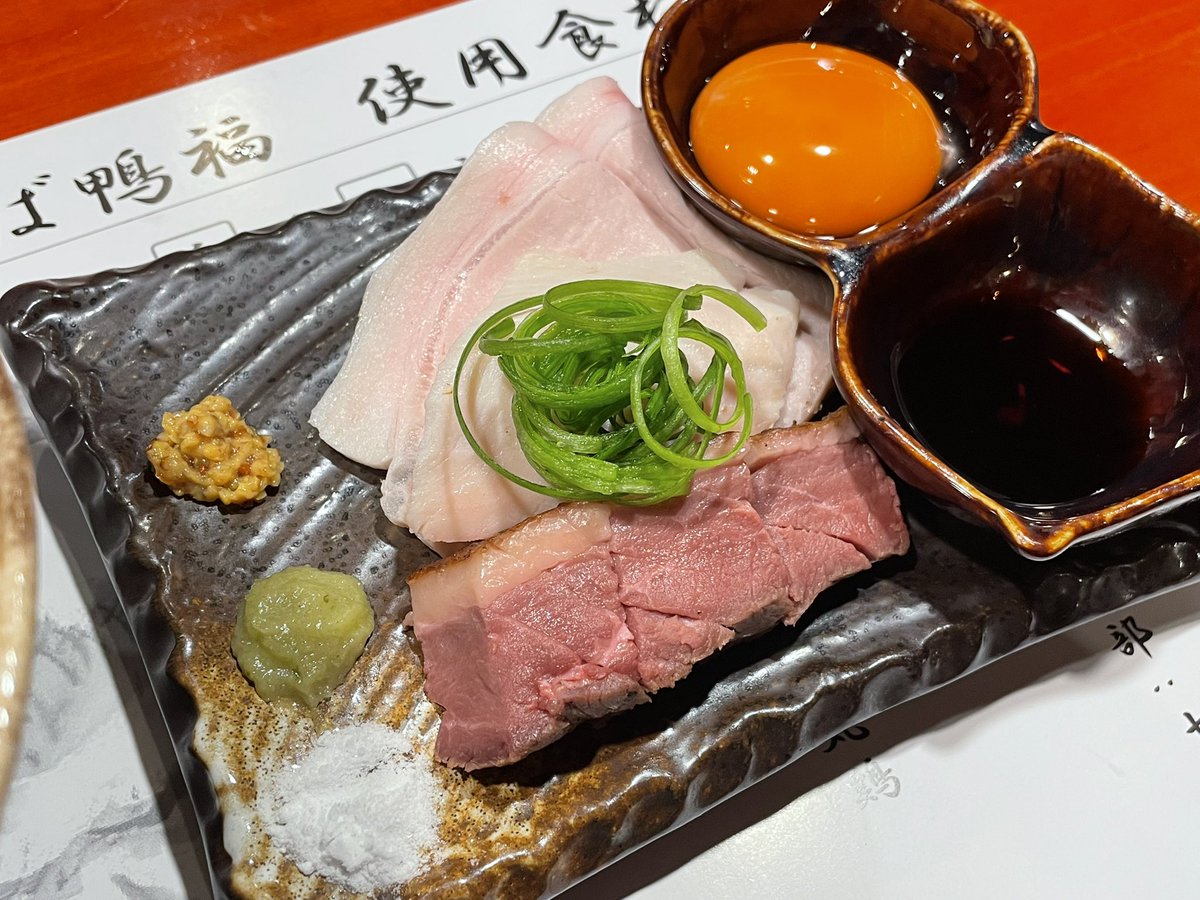 明日のご提供から
リニューアルしています🦆🍜
ラーメンには
ガリシア栗豚の肩ロース薄切り
別皿には
マグレカナール
桜姫鶏胸肉
美明豚ロース
スープはよりクリアになって
長ネギや三つ葉をなくして
九条ネギに変更しています。
特製のワンタンは
鴨と九条ネギのワンタンに
なっています！！