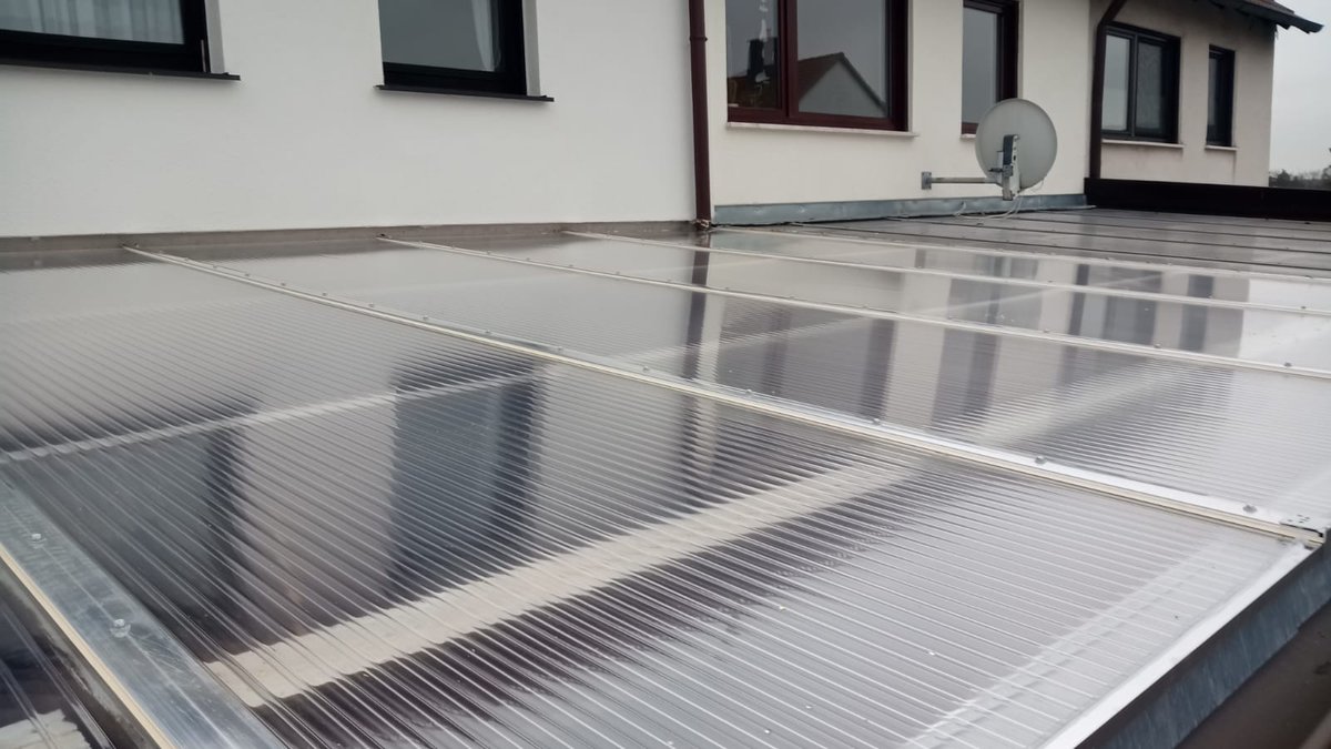 Dachrinne mit Traufblech und Doppelstegplatten ist montiert.
#liebingholzarbeiten #holzarbeiten #pergola #renovierung #sanierung #garagendach