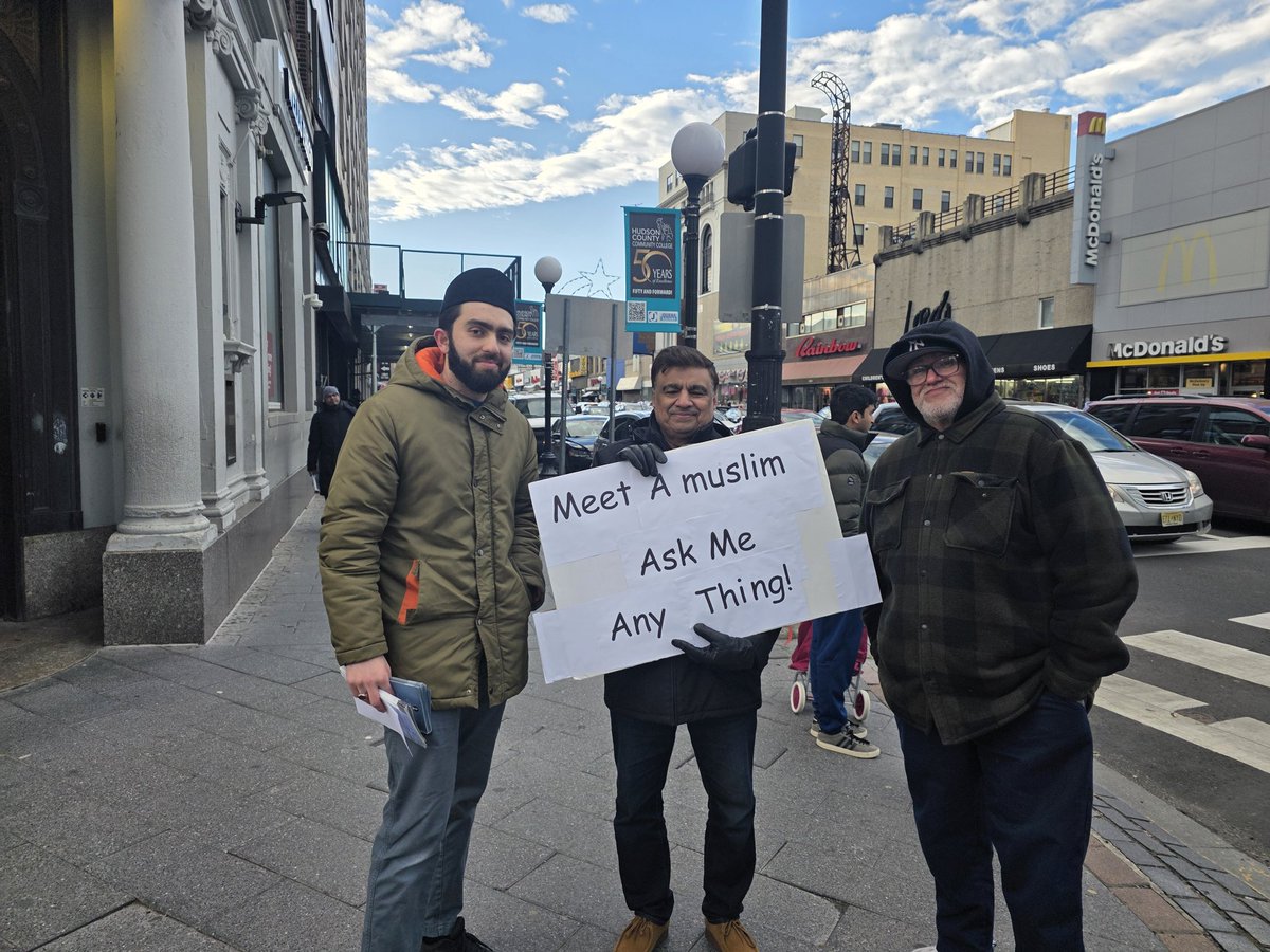 IslamInNJ's tweet photo. Ahmadi Muslims in JC spend their cold Sunday afternoon giving out #peaceful messages. Many conversations arround #peace #tolerance #justice #islam #service #Christianity. Connect with us to have more such contructive conversations.
@JerseyCityODI
@JerseyCity 
@northjersey https://t.co/cyf3jBBgYE