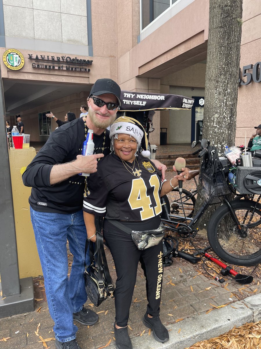 GulfOfAmericaJB's tweet photo. #NAWLINS #SAINTS #GOAB ๐ฏ๐บ๐ธ#TrendingNow #MerryChristmas
This lady rides around New Orleans blasting her ๐ต music from a giant speaker on her bike and she has a microphone too, lol. We run into each other everywhere. So we became good friends ๐๐๐ https://t.co/9fBvxUw1X2