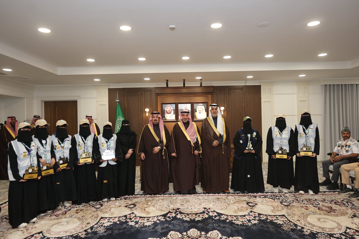 كرّم صاحب السمو الأمير جلوي بن عبدالعزيز بن مساعد، أمير منطقة نجران، كشافة #تعليم_نجران، نظير إنجازهم المميز وتحقيقهم 12 ميدالية ذهبية و4 ميداليات فضية و3 ميداليات برونزية في معسكر رسل السلام للتميز الكشفي 1447هـ–2025م.