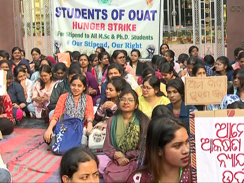 otvkhabar's tweet photo. #OUATରେ_ଛାତ୍ରଛାତ୍ରୀଙ୍କ_ଅନଶନ
-OUAT ପିଜି ଓ ରିସର୍ଚ ଛାତ୍ରଛାତ୍ରୀଙ୍କ ଆମରଣ ଅନଶନ
-ଷ୍ଟାଇପେଣ୍ଡ୍‌ ଦାବିରେ କୁଳପତିଙ୍କ ଅଫିସ ଆଗରେ ଅନଶନ
#OUAT #StudentStrike #StipendProtest #OTV https://t.co/e8Ya10P6Gv