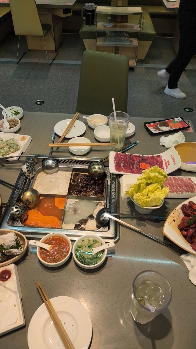 FloatnWater's tweet image. Eating at 海底捞