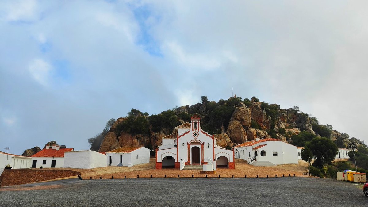 La provincia de #Huelva es protagonista en los últimos días en el mundo ornitológico por la presencia en #LaPeña de #PuebladeGuzmán de un ejemplar de 📷 treparriscos (Tichodroma muraria), una de las especies más esquivas de la avifauna española

<a href="/MedioAmbAND/">Consejería de Sostenibilidad y Medio Ambiente</a> <a href="/PedroYorquez/">Pedro Yorquez Sancha</a>