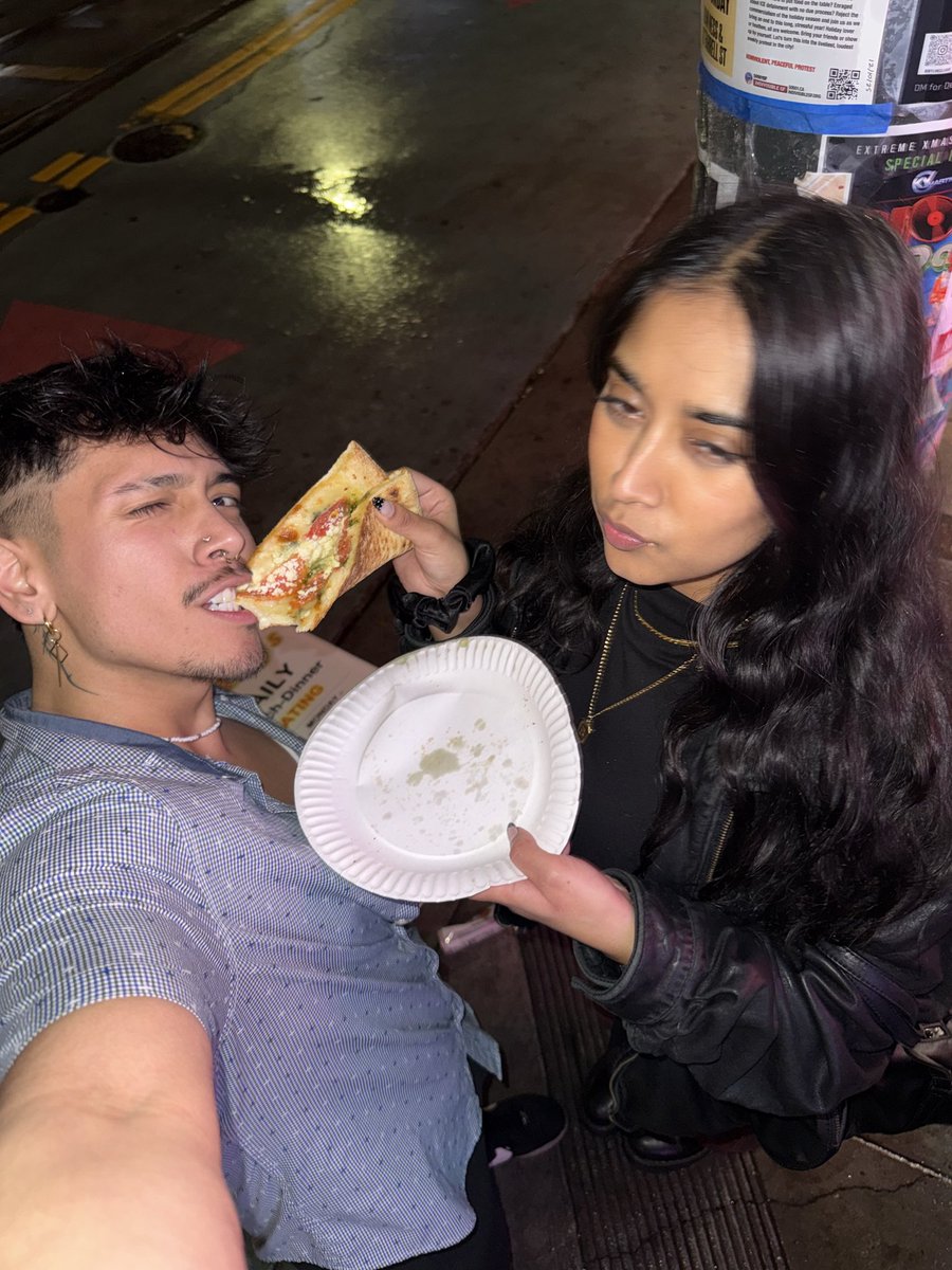 Eating pizza but rather be having a pizza that ass 😝