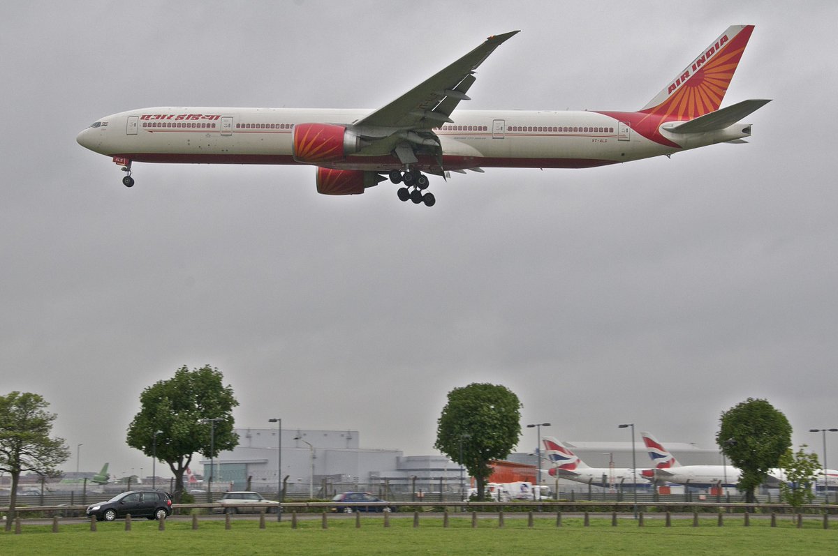 The_AvHub's tweet image. In the early hours of this morning, an Air India Boeing 777 bound for Mumbai had to make an emergency landing in Delhi due to engine trouble.

Read the full report at The Aviation Hub!: theaviationhub.co.uk/air-india-boei…

#AirIndia #AI887 #Delhi #Mumbai #Boeing #B777 #AvGeek