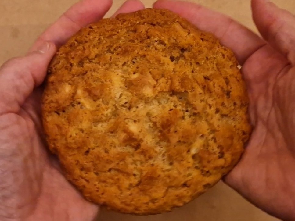 Time to try a big cookie. This limited edition is a spin on cereal and milk, yes actual cornflakes. Let's try the most breakfast cookie ever.
Sainsbury's - £2.25
youtu.be/NAWMIrskSro
#SainsburysTasteTheDifferenceCerealAndMilkCornflakeCookies #WhiteChocolate #Cornflake #Review