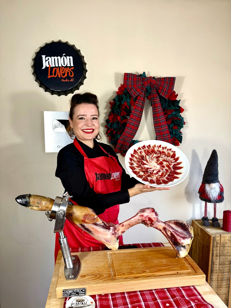 Cuarto y último directo de corte de paleta con <a href="/luzcortadora/">Luz María Zamorano</a>  🐽🔪 Hemos preparado la paleta para afrontar el tercer corte y os lo hemos mostrado paso a paso.  Hemos ido sacando lonchas y tacos hasta dejar la paleta prácticamente en los huesos 😉
instagram.com/reel/DSkMCNWDB…