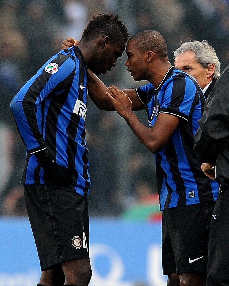 صامويل إيتو: "أحب ماريو كأخٍ صغير، لكنه لم يلعب يوما حتى بنسبة 10٪ من قدراته الحقيقية.. ماريو الذي كنت أراه في التدريبات عندما يكون متحفزا، لم يره أحد في المباريات أبدا". "كان يملك الموهبة التي تؤهله لملامسة قلوب الجماهير كل يوم ولمدة 20 عاما" 