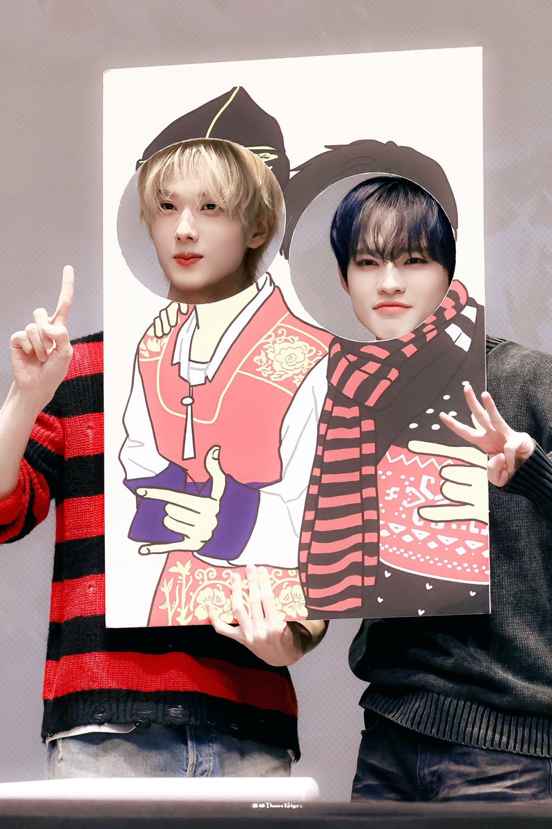 Mooddyea's tweet photo. Happy anniversaries chenji 😭😭

To think that today they also wear the same color clothes as 13 years ago, truly a destiny 😭😭 https://t.co/q3WFxpT1Ip
