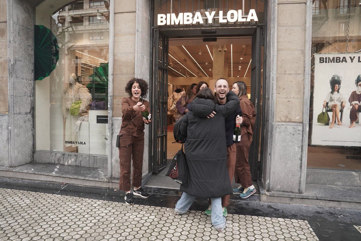 NotGip's tweet photo. 🎉 El "número de la empresa" reparte 1,1 millones entre las 15 trabajadoras de Bimba y Lola en Gipuzkoa

💶 "Unos 600.000 euros" para las trabajadoras de la avenida, y otros "500.000" para las de Garbera
#SorteoNavidad #LoteríaNavidad

👉 https://t.co/IV9J4SsFOa https://t.co/mC2Jh7OVZO