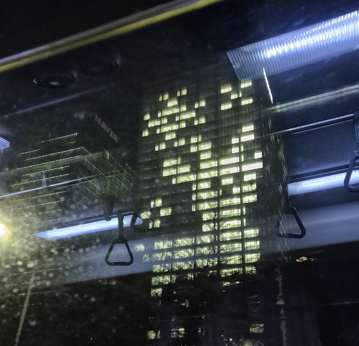 크리스마스라고 네입어 건물에 사슴 뛰어다닌다