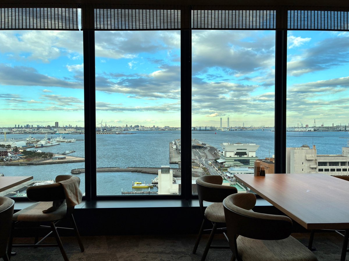 hama_pita's tweet image. 神奈川県庁 東庁舎11階の展望テラス行こうとしたら、受付で12階「伊勢海老料理 横浜中納言」の方を激推しされ…、行ってみたら本当でした✨
⛵️眺望最高、ランチ定食は約2000円〜3000円。
🦞伊勢海老御前🦞は食前酒・デザート・コーヒー付☕️あと展望テラスへは階段で下りられました😆