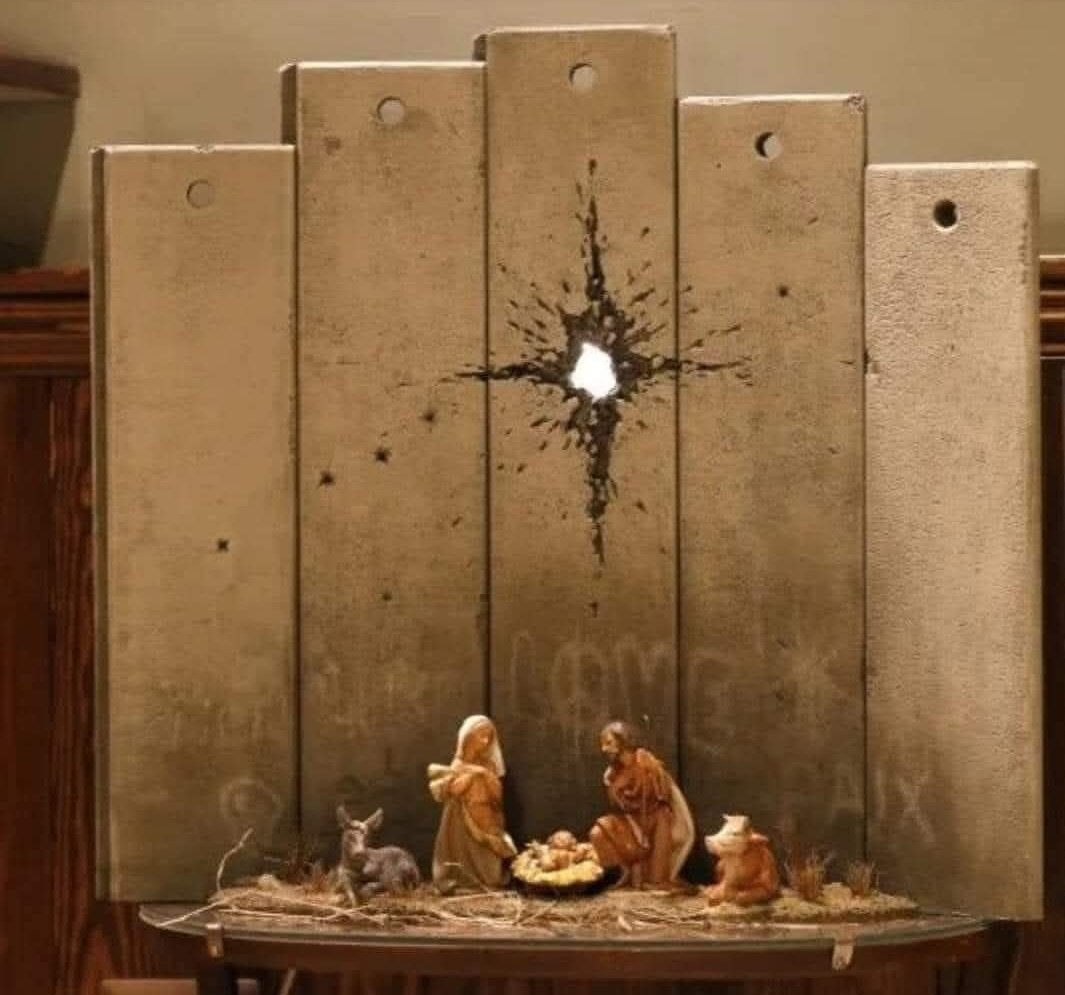 La genialità di Bansky.
Il suo presepe ed invece della cometa vi è un buco creato da un buco di  proiettile contro un muro.
Non ci sarà un Buon Natale dappertutto. ❤