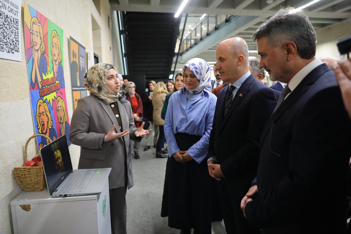 erolozvar's tweet photo. 📍 İstanbul

Fatih Sultan Mehmet Vakıf Üniversitesindeyiz. Rektör hocamız @NevzatSimsek’i makamında ziyaret ederek üniversitenin akademik çalışmaları ve kurumsal hedefleri hakkında bilgi aldık. Ardından senato toplantısında akademisyenlerimizle bir araya geldik.

Ziyaretimiz kapsamında @fsmvu yerleşkesi içinde yer alan Yenikapı Mevlevihanesi’ni ziyaret ederek bu kıymetli kültürel mirası yerinde görme imkânı bulduk. Ayrıca “Minyatürlerle Fakrnâme” sergisini gezdik. Hoca Ahmet Yesevi’nin Fakr-nâme’sinin minyatür sanatıyla buluştuğu bu çalışma, düşünce geleneğimizle estetik hafızamız arasında güçlü ve anlamlı bir bağ kuruyor.

Programımız kapsamında öğrencilerimizin çalışmalarından oluşan ve sosyal medya kullanımına eleştirel bir bakış sunan “Beğen, Kaydet, Paylaş” başlıklı video sanatı ve poster sergisini de gezdik. Gençlerin anlatım gücünü ve farkındalıklarını yansıtan nitelikli çalışmalar oldukça dikkat çekiciydi.

Nazik ev sahiplikleri için rektör hocamıza ve @fsmvu ailesine teşekkür ediyorum.