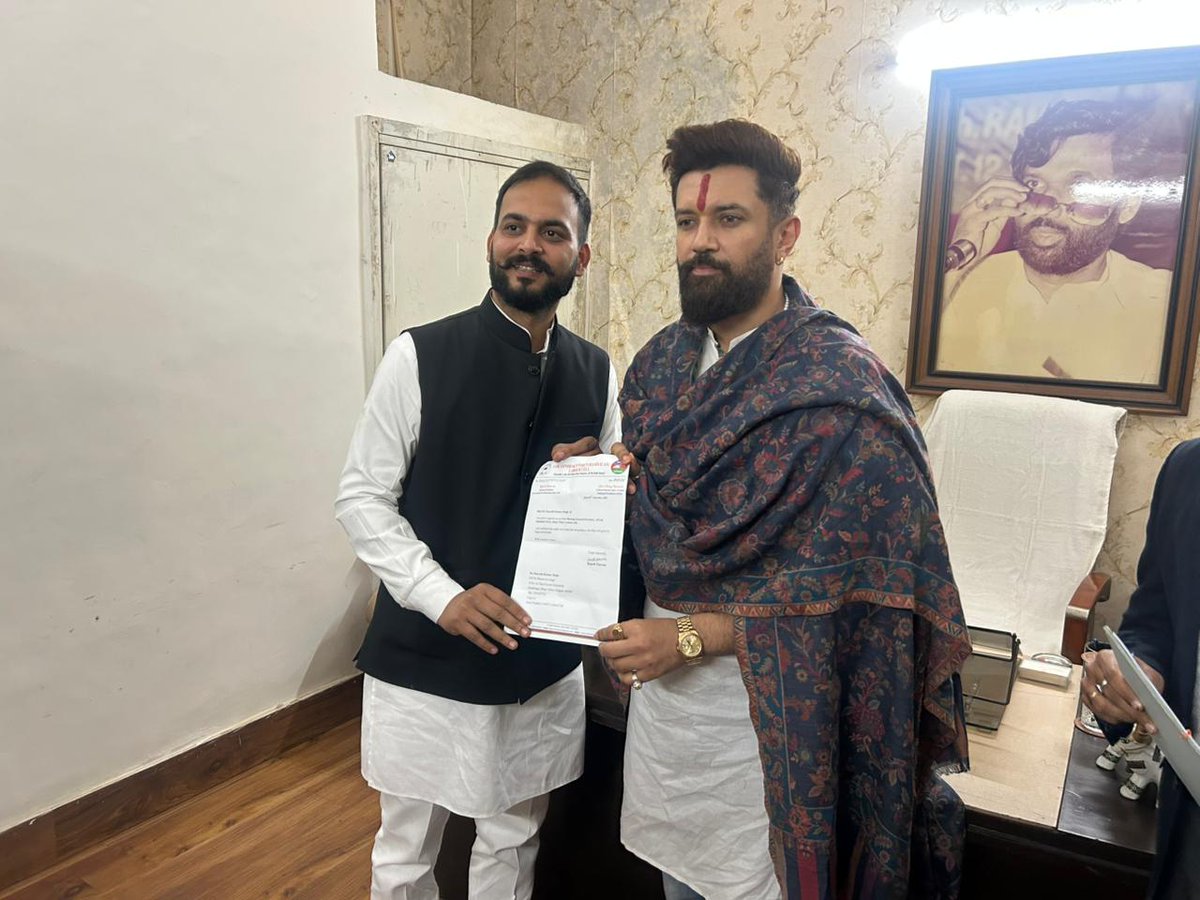 आज दिल्ली केंद्रीय कार्यालय में मित्र सौरभ सिंह सैकड़ो कार्यकर्ताओं के  साथ पार्टी के राष्ट्रीय अध्यक्ष व केंद्रीय मंत्री आदरणीय श्री <a href="/iChiragPaswan/">युवा बिहारी चिराग पासवान</a> जी के नेतृत्व मे प्रदेश महासचिव पद भार ग्रहण किया 
और युवा साथियों में एक खुशी की नई लहर दौड़ी 
<a href="/officeofchirag/">Office Of Chirag Paswan</a> Paswan 
<a href="/highlight/">highlight</a>