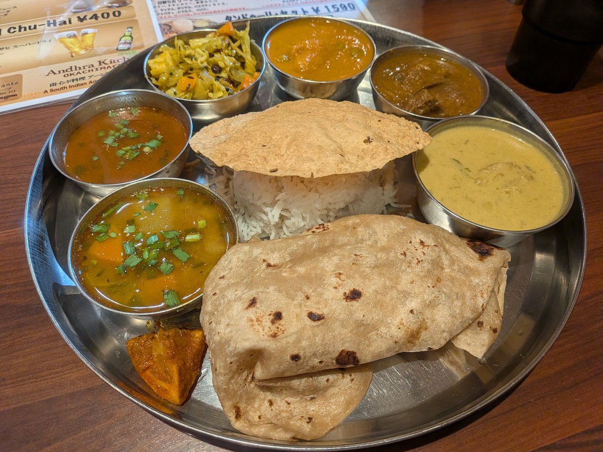 御徒町 アーンドラキッチン。ノンベジミールスでベイガン・ゴーシュととチキンシチューとアル・マター。久しぶりに来たけどおいしいな。ドリンクもつけると1600円近くなってしまうから気軽には行きづらい。