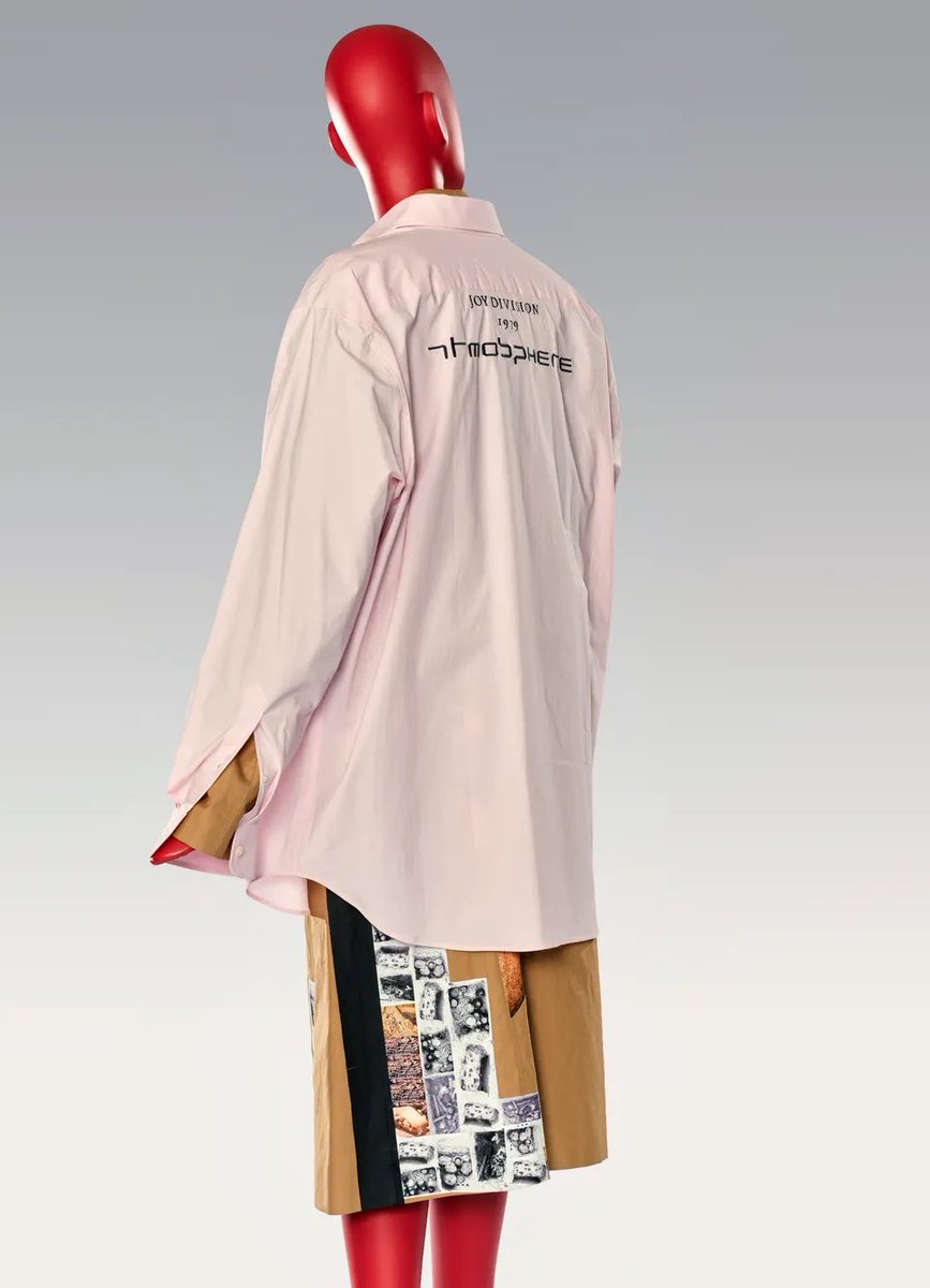 ラフ・シモンズ本人が厳選
アーカイブ販売イベントがドーバーストリートマーケットギンザで12月29日より開催

初日はラフ・シモンズ本人のサイニングイベントも実施予定

初期の代表的なコレクション「Kollaps」や「Riot Riot Riot」をはじめ、約30年にわたる作品群の中から貴重なピースがラインナップ