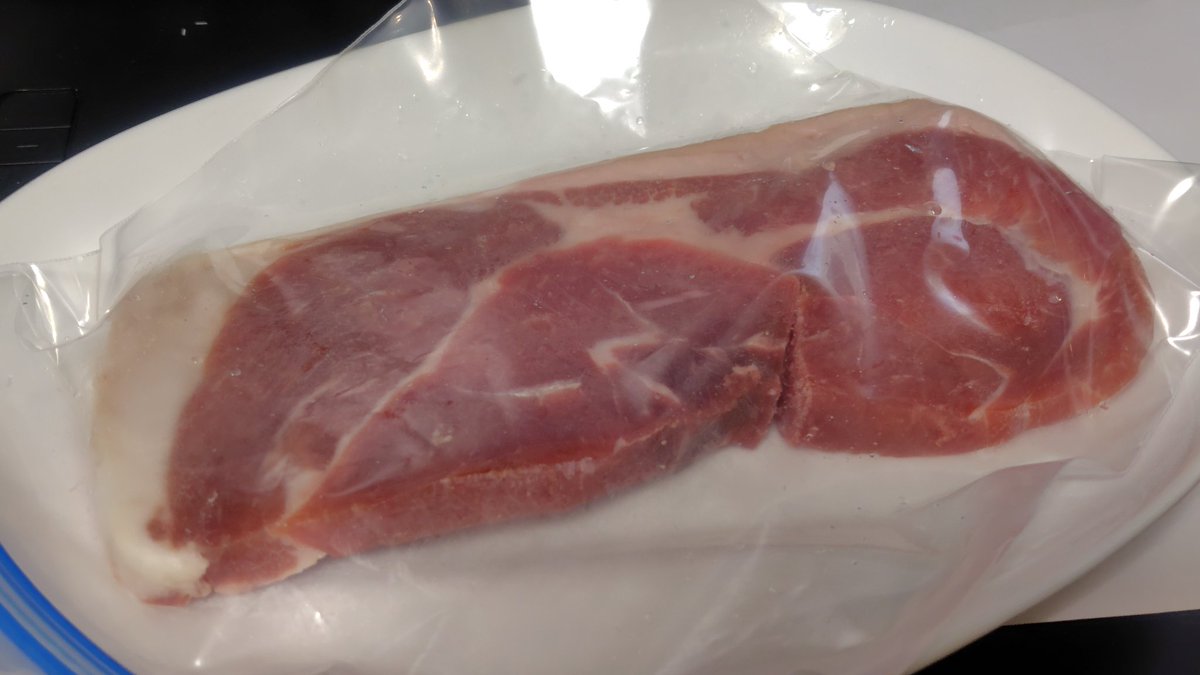 先日買った冷凍生ハムスライス詰め合わせを解凍して小分けにしてたら
ステーキみたいな生ハムが入ってたw

大きく ぶ厚く
それは正に肉塊だったw 