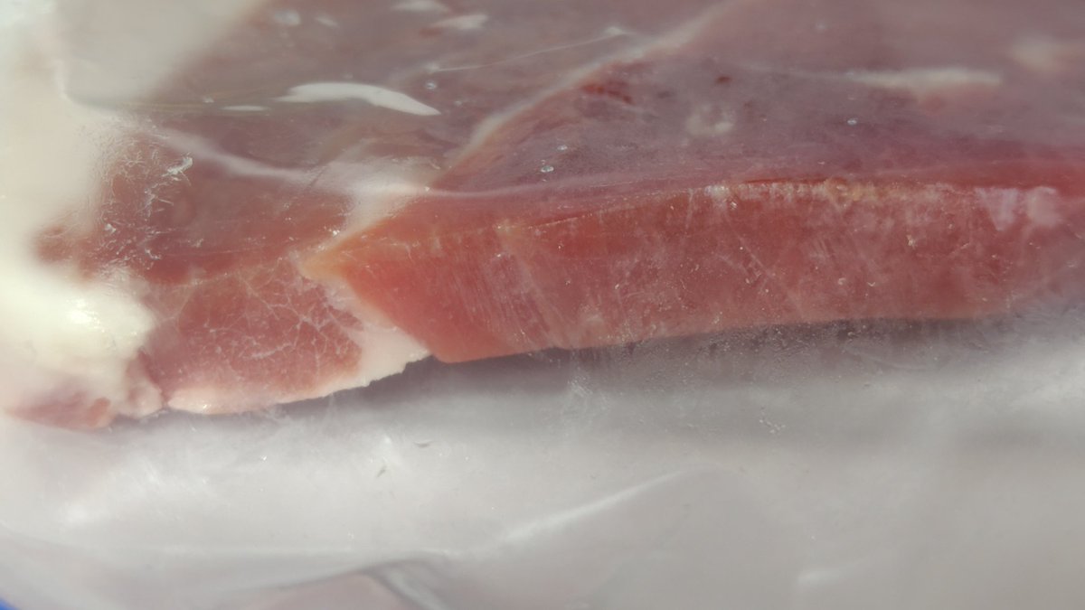 先日買った冷凍生ハムスライス詰め合わせを解凍して小分けにしてたら
ステーキみたいな生ハムが入ってたw

大きく ぶ厚く
それは正に肉塊だったw 