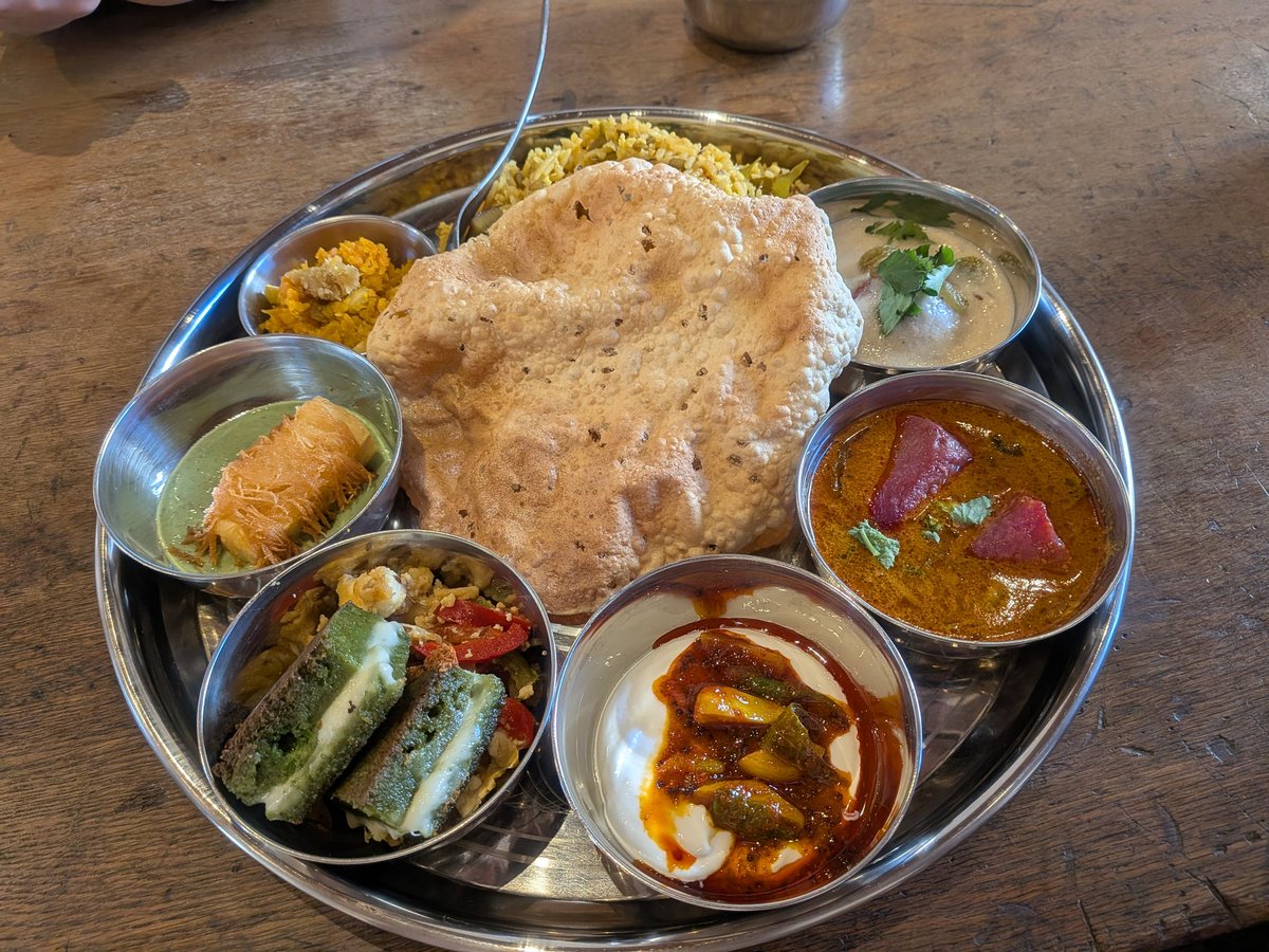 我孫子市 TaraCafe。クリスマスのおいしいやつ。パニールの挟まったホウレンソウのドークラは3歳児でも食べられた。たいへん美味しかった。