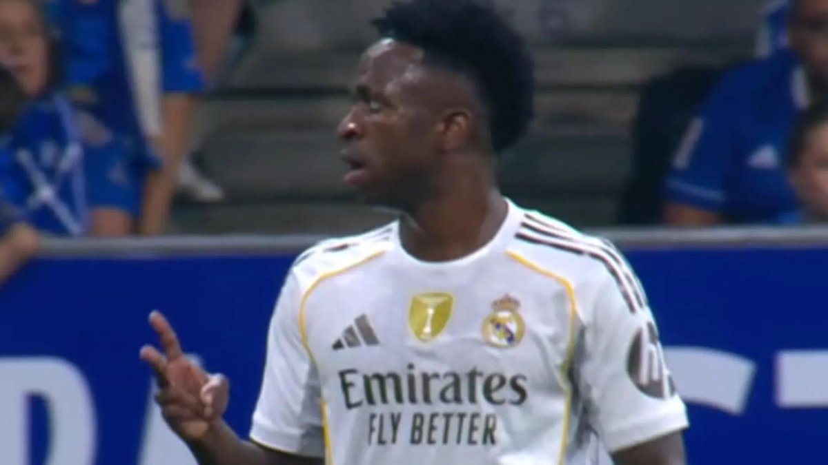 Qué oportunidad tan grande ha perdido de hacerles este gesto que tanto le gusta a su propia afición, recordándoles su posición en liga 😂