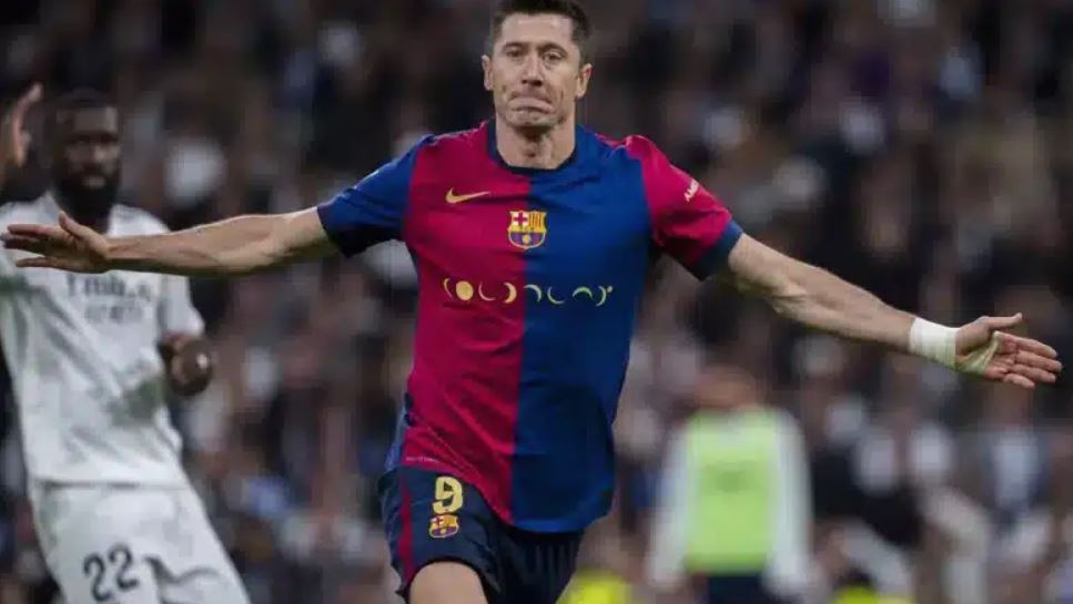 لعب روبرت ليفاندوفسكي مباراته رقم 500 في الدوريات الأوروبية الخمس الكبرى، مُسجلاً 389 هدفاً،. وهو رقم قياسي يتجاوزه لاعبان فقط في التاريخ: ليونيل ميسي (496 هدفاً). وكريستيانو رونالدو (495 هدفاً) 