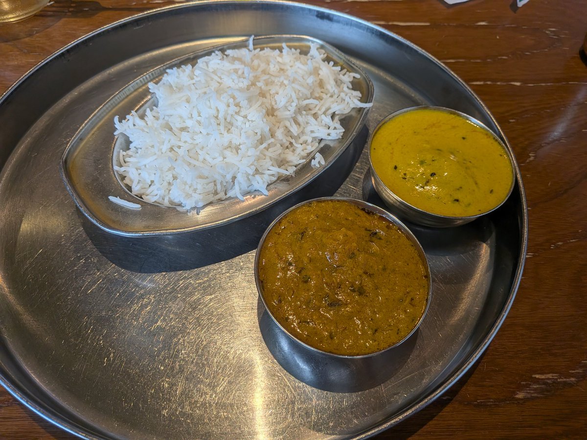 御徒町 ベジキッチン。カリ・パコラとアルビー・サブジ。ライスお代りしたらメティ・パニールもくれた。非常にうまい。