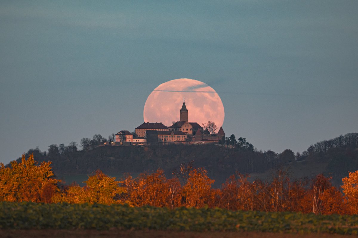 “Supermoon, sunset colours and autumn leaves”
📷 Sony a6100 | 500mm | ƒ/8 | 1/500s | ISO 800
👉 Photo by Kenneth.
📍 Planned with PhotoPills: photopills.com