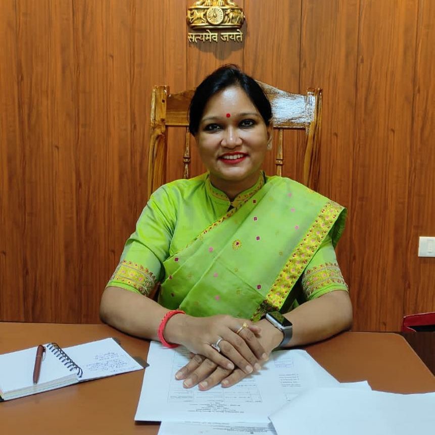 NalinisKitchen's tweet image. Left: IAS Varnali Deka
Right: Amit Chakraborty

- IAS Varnali posted a photo on Facebook.
- A person named Naresh commented "No makeup today, ma’am?"
- Amit responded to this comment with a "😂" laughing emoji.
- She filed a complaint at the police station under Section 354D and…