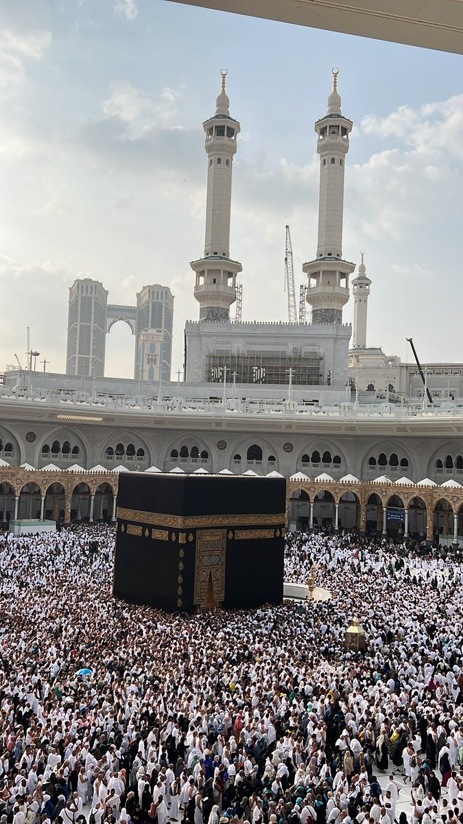 #عطنا_صوره_من_تصويرك
من امام الكعبه المشرفه الله يوفقنا وياكم