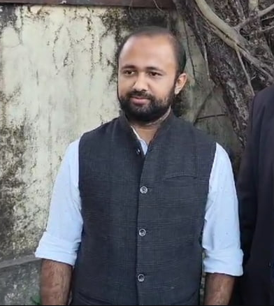 NalinisKitchen's tweet image. Left: IAS Varnali Deka
Right: Amit Chakraborty

- IAS Varnali posted a photo on Facebook.
- A person named Naresh commented "No makeup today, ma’am?"
- Amit responded to this comment with a "😂" laughing emoji.
- She filed a complaint at the police station under Section 354D and…