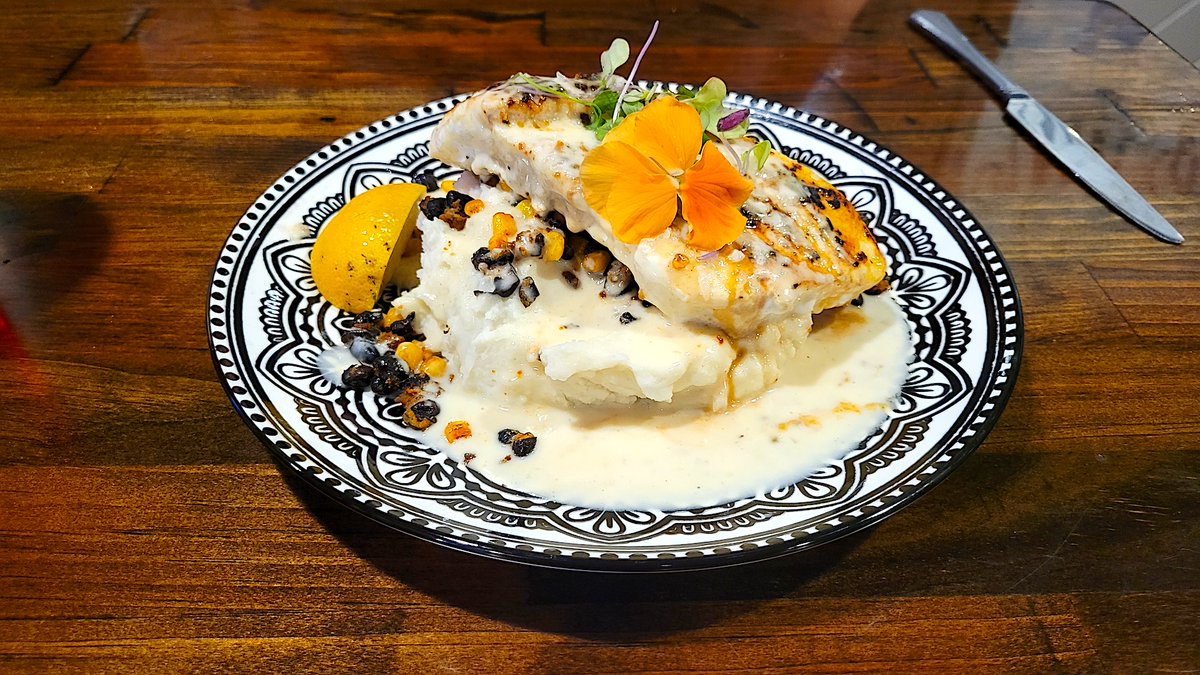 RoadTips's tweet image. Staying in northern Minnesota, there weren't a lot of options to eat with more than just bar food.  But we were directed to a roadside place that had been resurrected 3 years ago for a meal that was very memorable - The Hawk Tasty Tavern in Roosevelt, MN
roadtips.blog/2025/12/22/the…