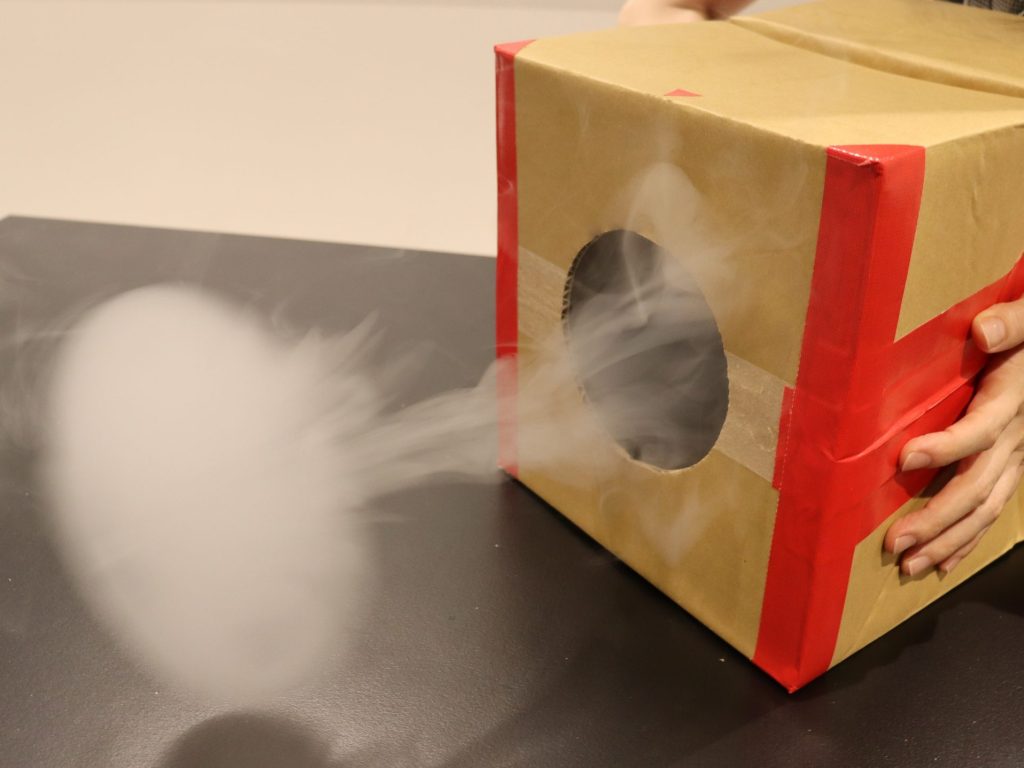 明日1/31(土)開催「サイエンスショー ボカン！空気砲大実験！」✨
段ボールに穴をあけてバンッと叩くと…空気のかたまりが飛び出していきます！空気のチカラを体感してみましょう。①10:30～10:50 ②11:30～11:50 ※整理券配布は各回30分前～ 予約不要、どなたでも minato-kagaku.tokyo/event/sciences…