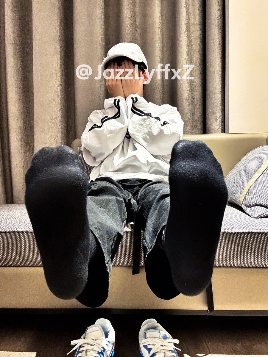 出来旅游也要被线上调教，还要穿着原味打卡脚底，太羞耻了，但是反光黑袜好涩🥵