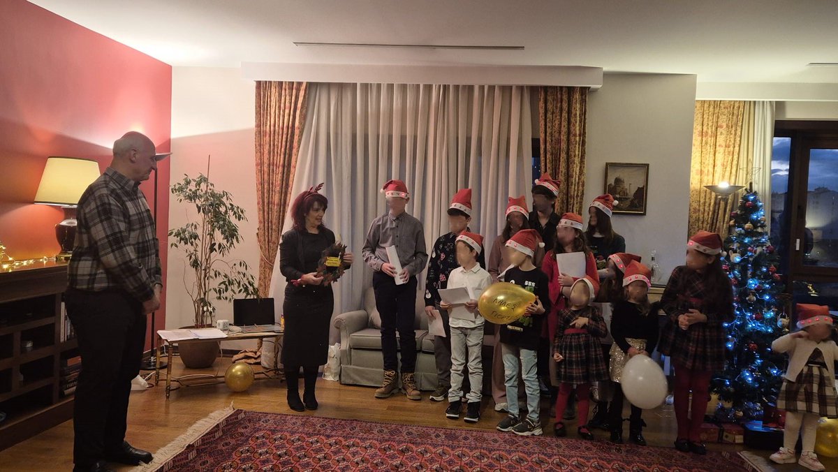 Christmas magic came alive at the 🇬🇷 Ambassador’s Residence in Ankara on 13 December 2025. Students, with their teacher Ms Pella Pelli Pappa, filled the evening with carols, songs, and poems—then 🎅’s sack appeared by the tree, and the Ambassador shared gifts to the children 🎄🌟