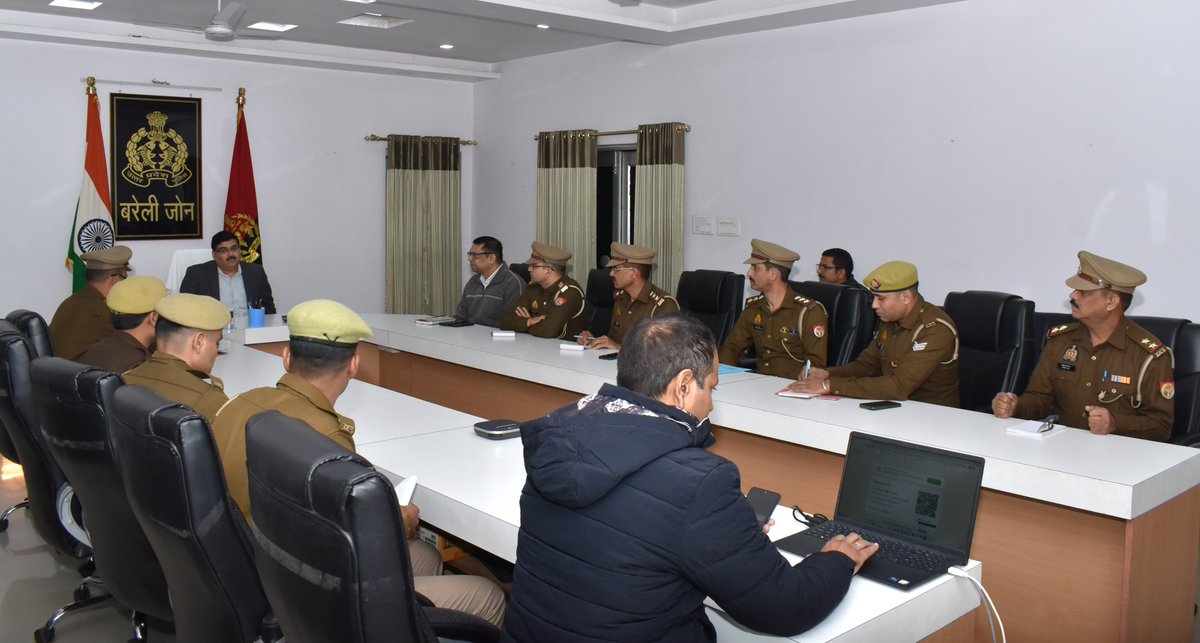 adgzonebareilly's tweet photo. 22 दिसम्बर, 2025
बरेली।

     अपर पुलिस महानिदेशक, बरेली जोन, श्री रमित शर्मा द्वारा जोनल मीडिया सेल में कार्यरत कर्मियों के साथ सोशल मीडिया सेल के कार्यों की समीक्षा की गई तथा आगामी कार्यक्रमों एवं त्योहारों के दृष्टिगत आवश्यक तैयारियों के संबंध में दिशा-निर्देश दिए गए। https://t.co/ubfSK70CY7