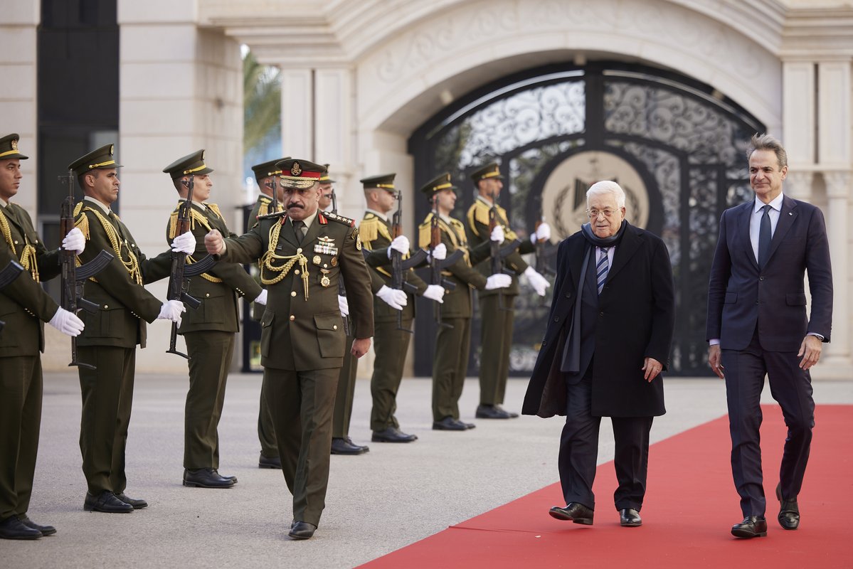 PrimeministerGR's tweet image. Συναντήθηκα σήμερα με τον Πρόεδρο της Παλαιστινιακής Αρχής, Mahmoud Abbas, στη Ραμάλα. Είχα την ευκαιρία να εκφράσω τη στήριξη της Ελλάδας στην Παλαιστινιακή Αρχή ως τη μόνη νομιμοποιημένη εκπρόσωπο του παλαιστινιακού λαού. primeminister.gr/2025/12/22/376…