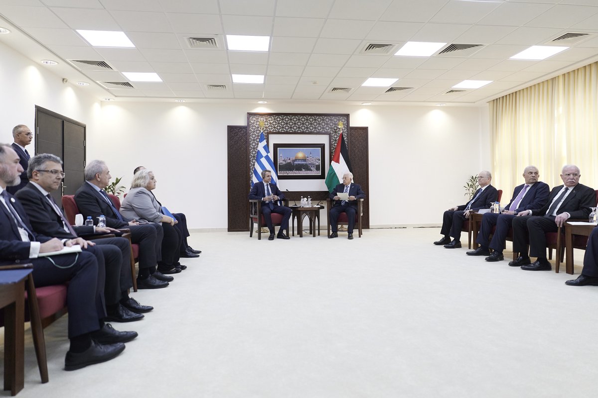 PrimeministerGR's tweet image. Συναντήθηκα σήμερα με τον Πρόεδρο της Παλαιστινιακής Αρχής, Mahmoud Abbas, στη Ραμάλα. Είχα την ευκαιρία να εκφράσω τη στήριξη της Ελλάδας στην Παλαιστινιακή Αρχή ως τη μόνη νομιμοποιημένη εκπρόσωπο του παλαιστινιακού λαού. primeminister.gr/2025/12/22/376…
