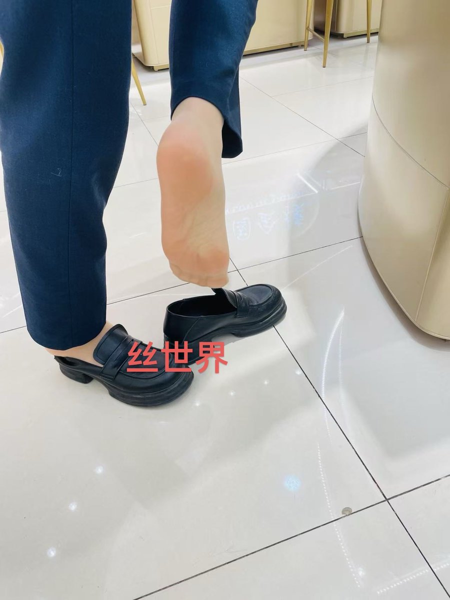 中金柜姐嫩足配透明短丝 特别有感觉的一位柜姐