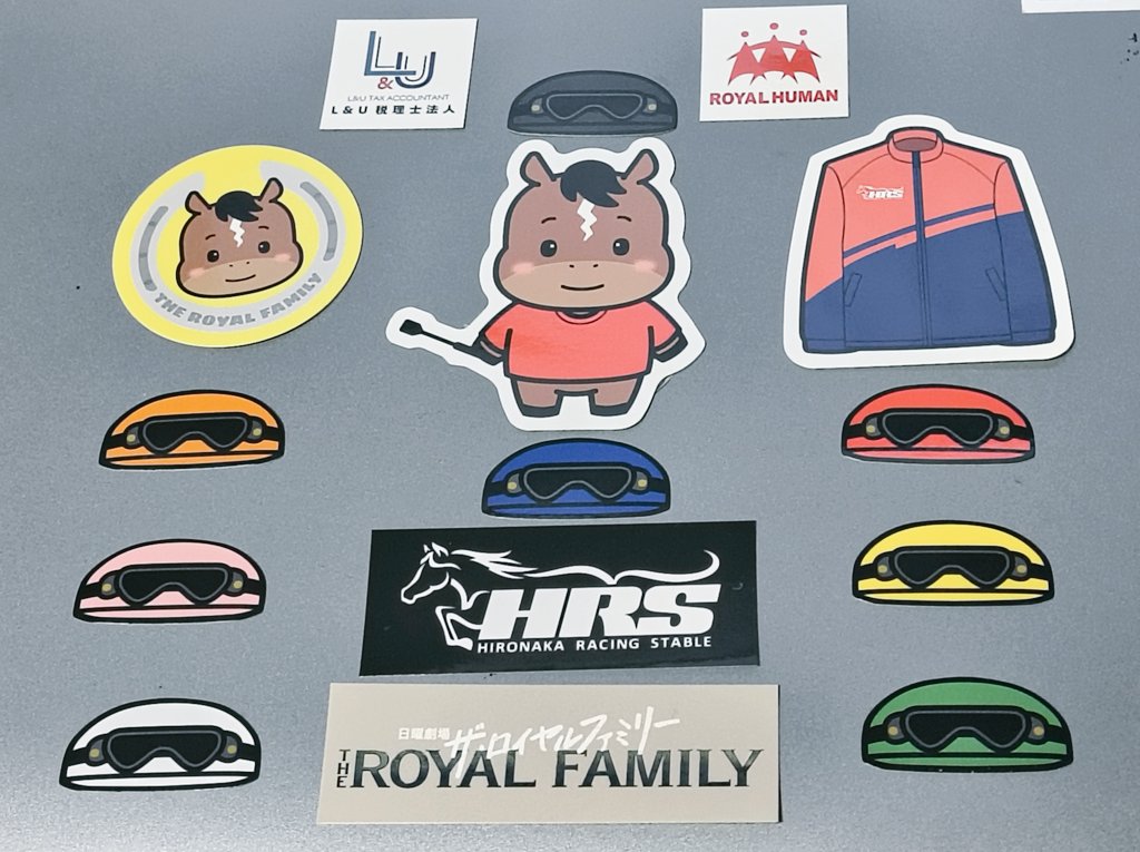 ザ・ロイヤルファミリー アクリルスタンド 馬券ケース ロイヤルファミリーロス のところに可愛いお馬ちゃんと馬券ケースが