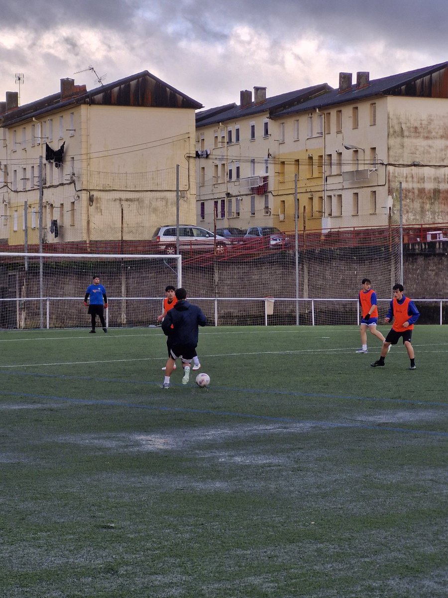 📸 Primera sesión de la semana terminada.

Preparando el partido contra el <a href="/RacingSanPedro_/">Racing San Pedro</a>

#TWRacingFC #Entreno
#SanPedroTWRacing