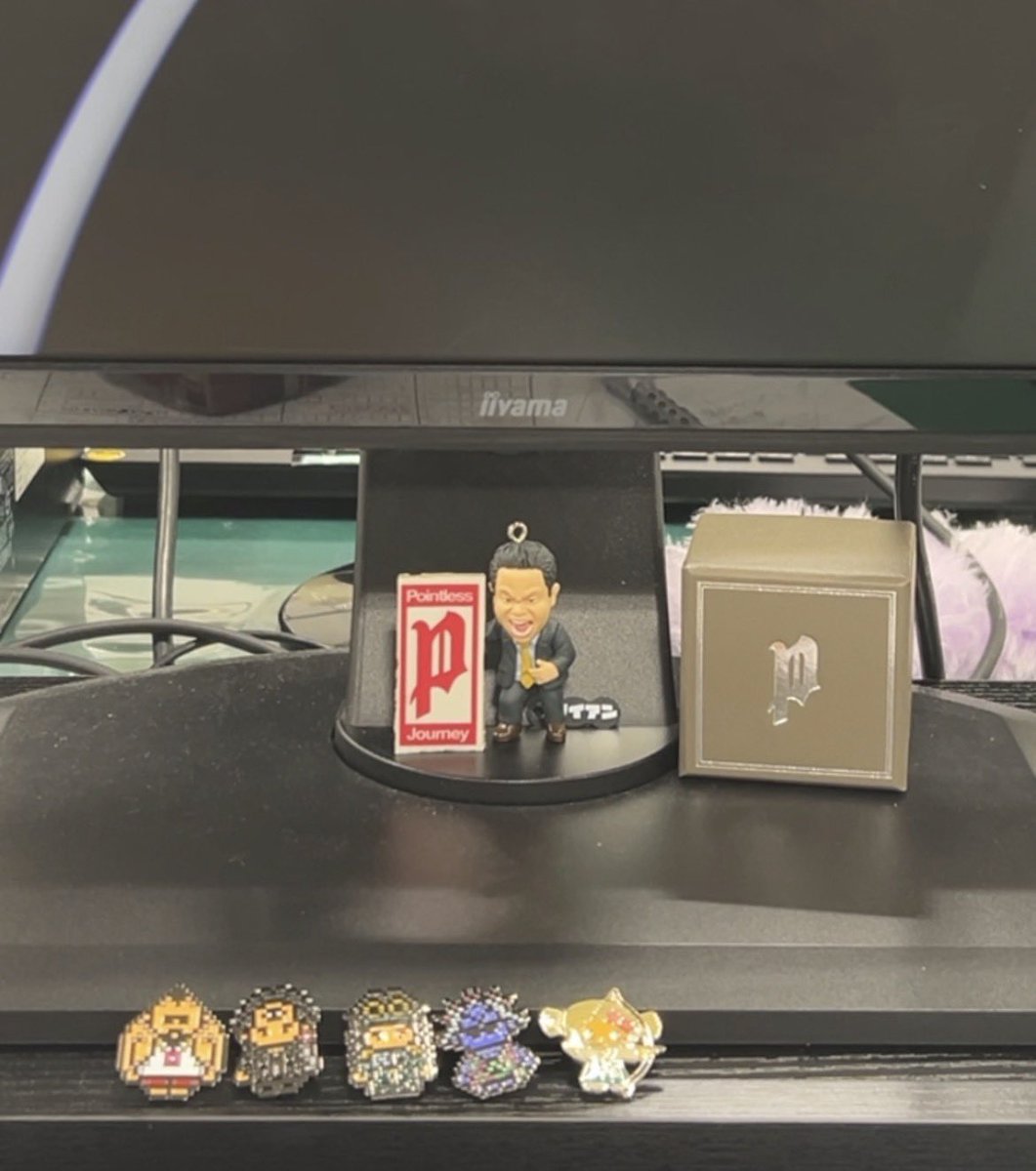 昼休みに郵便局ダッシュして、受け取ってきた！
毎日出社したくなるデスクの完成✨