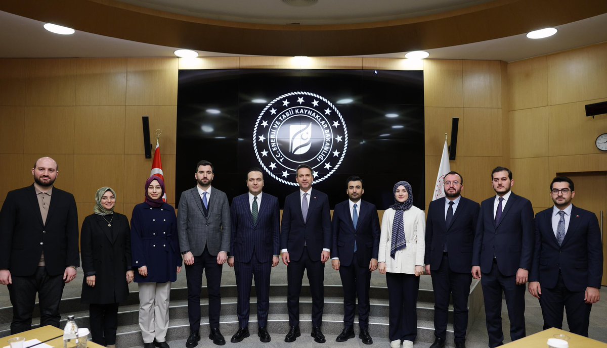 Gençlik Kolları Genel Başkanımız Yusuf İbiş ve MYK üyelerimizle birlikte Enerji ve Tabii Kaynaklar Bakanımız Sayın <a href="/aBayraktar1/">Alparslan Bayraktar</a>’ı ziyaret ettik.
Nazik kabulleri ve samimi sohbetleri için kendilerine teşekkür ediyorum.
Gençler olarak bu vizyonun sahadaki en güçlü destekçisi olmaya