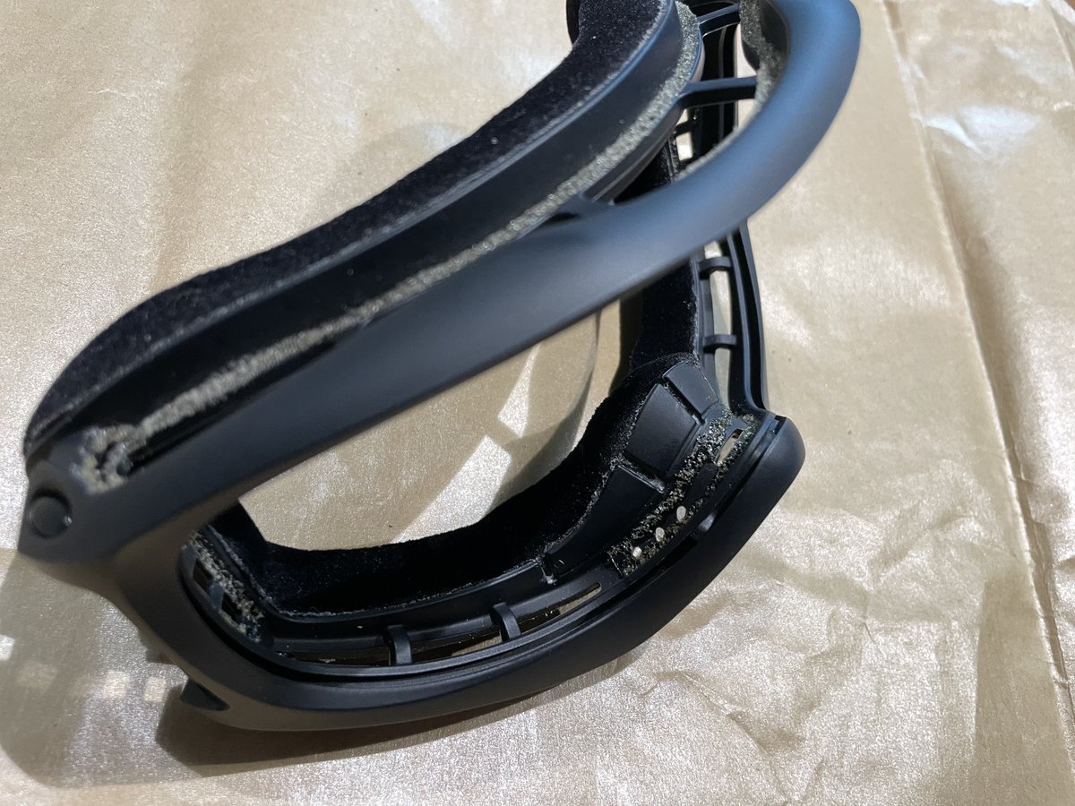 nyocoP's tweet image. スポンジがボロッボロなので削っていく